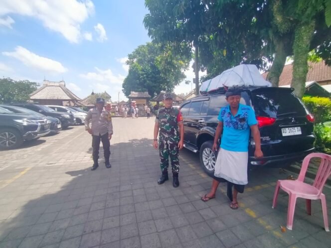 
					Libur Hari Raya Galungan dan Kuningan, Babinsa Kelurahan Kubu Monitoring Keamanan Wisatawan di Desa Wisata Penglipuran