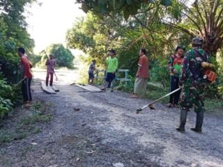 Babinsa Koramil 1015-02/Mentaya Hilir Utara Bersama Warga Bersihkan Lingkungan Desa