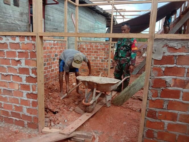 
					BABINSA TUNJUKKAN SEMANGAT GOTONG ROYONG UNTUK MEMBANTU MASYARAKAT SETEMPAT UNTUK MEMBANGUN RUMAH.