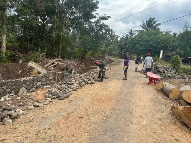 
					Babinsa dan Warga Pour Kompak Bangun Parit Jalan Desa