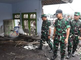Kasdam V/Brawijaya Tinjau Lokasi Terdampak Erupsi Semeru dan Gelar Bhakti Sosial untuk Warga
