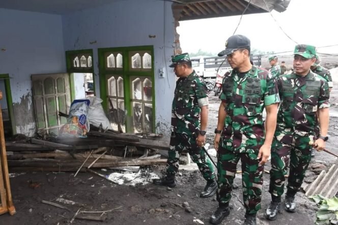 
					Kasdam V/Brawijaya Tinjau Lokasi Terdampak Erupsi Semeru dan Gelar Bhakti Sosial untuk Warga