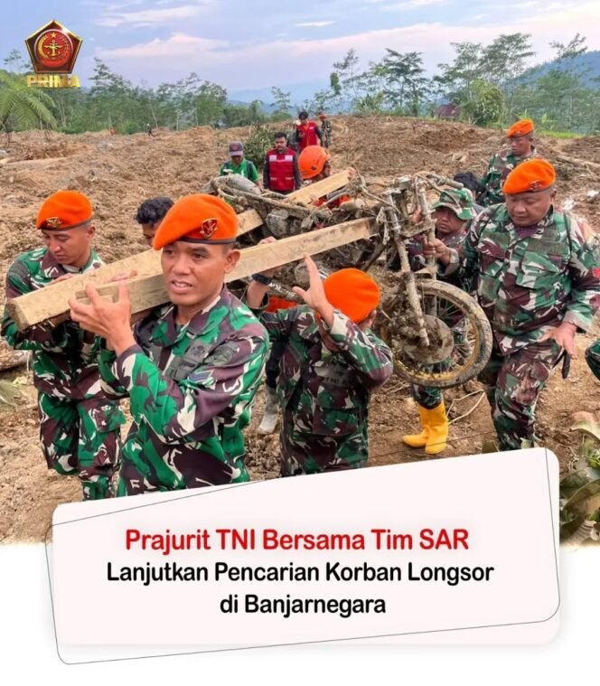 
Prajurit TNI Bersama Tim SAR Lanjutkan Pencarian Korban Longsor di Banjarnegara
