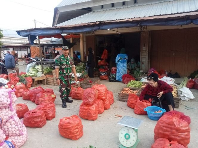 
					Anggota Ramil 06/Panca Rijang Pantau Harga Bahan Pokok di Pasar Rappang