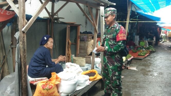 
					Babinsa Koramil 02/Tellu Limpoe Pantau Ketersediaan dan Harga Bahan Pokok di Pasar Sentral Amparita