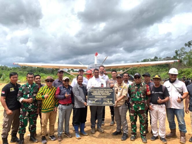 
					Babinsa Koramil 1203-01 Hadiri Peresmian Lapangan Terbang Riam Batu dan Penerbangan Perdana Pesawat KODIAK PK-YAS