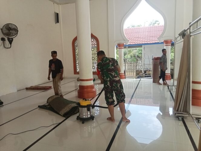 
Babinsa Koramil 08/Arongan Lambalek Melaksanakan Gotong Royong Bersama Warga Bersihkan Masjid Nurul A’la