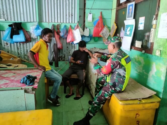 
					Babinsa Koramil 01/Simtim Beri Imbauan Kebersihan kepada Pedagang Ikan, Bagian dari Pembinaan Korem 012/Teuku Umar