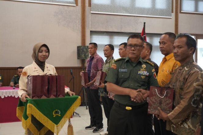 
					Tingkatkan Sinergitas, Korem 083/Bdj Ajak Komponen Masyarakat Ikuti Kegiatan Komsos