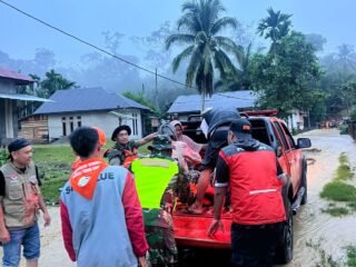 Curah Hujan Tinggi, Babinsa Standby 24 Jam di Titik Rawan Banjir