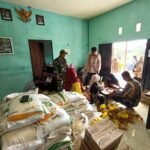 Koramil 1005-09/Anjir Pasar Kawal Penyaluran Bantuan Beras dan Minyak Goreng dari Bulog