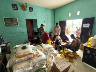 Koramil 1005-09/Anjir Pasar Kawal Penyaluran Bantuan Beras dan Minyak Goreng dari Bulog