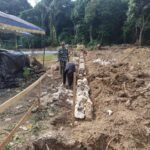 Babinsa Koramil 1001-05/Lampihong Dampingi Pekerjaan Pondasi KDKMP