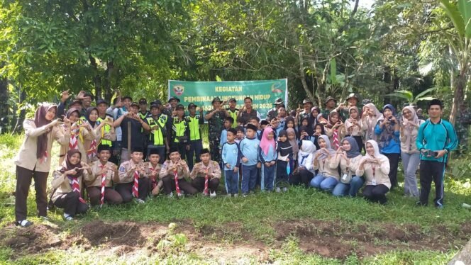 
					Dukung Kelestarian Hutan, Kodim 1620/Loteng Gelar Penanaman Pohon di Pemepek