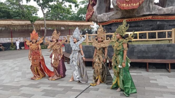 
Masuk Hari Kedua, Aparat Gabungan Tingkatkan Pengamanan Festival Goa Lawah 2025