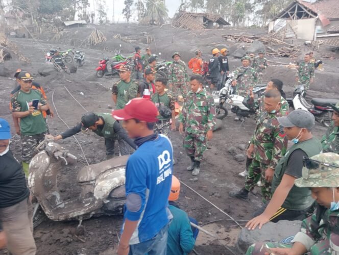 
					TNI Perkuat Respons Penanggulangan Bencana, Pastikan Penanganan Dampak Erupsi Semeru Berjalan Cepat dan Terkoordinasi
