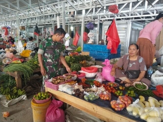 
Babinsa Koramil 1420-04/Watang Pulu Pantau Ketersediaan dan Harga Bahan Pokok di Pasar Tradisional Lawawoi