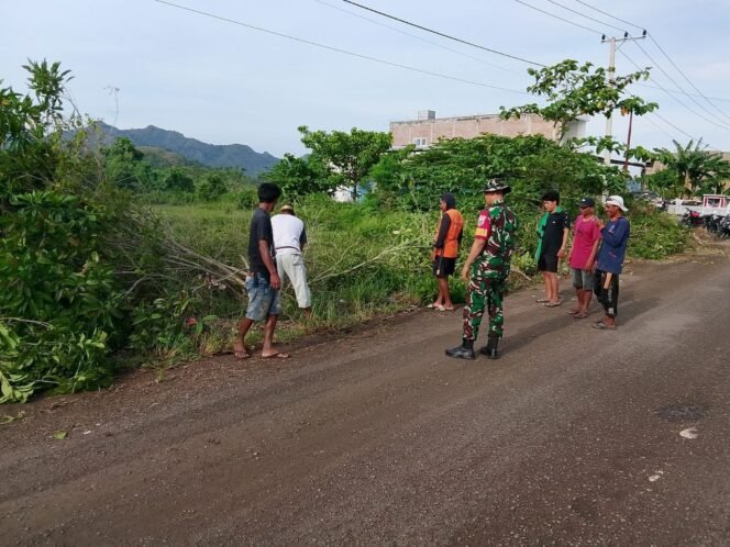 
					Sinergi TNI dan Warga, Anggota Ramil 04/Watang Pulu Gelar Karya Bakti Mabbaja Sepe di Batulappa