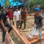 Babinsa dan Warga Gotong Royong Dirikan Rumah Bantuan untuk Warga Bilokka, Sidrap