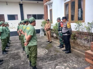 Babinsa Desa Sukawana Berikan Pelatihan Baris-Berbaris (PBB) Bagi Linmas Desa Sukawana