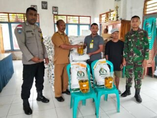Babinsa Koramil 1612-01/Ruteng Dampingi Penyaluran Bantuan Pangan di Desa Golo Lanak