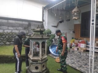 Musim Hujan Mulai Turun, Babinsa Semarapura Kaja Antisipasi DBD Melalui Pemberantasan Sarang Nyamuk