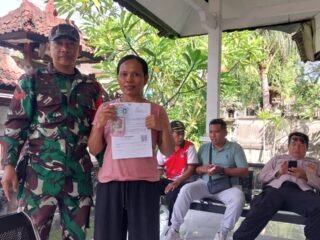 Babinsa Lembongan Dampingi Petugas Kantor Pos Salurkan BLT Kemensos Pastikan Aman Dan Lancar