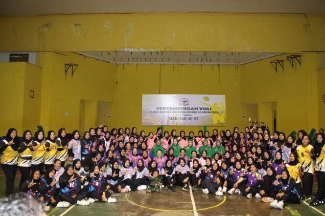 
					PERSIT KCK CABANG XLIX DIM 0426 IKUTI LOMBA BOLA VOLI SEJAJARAN KOREM 043/GATAM DALAM RANGKA PERINGATAN HARI IBU KE-97