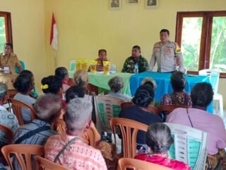 Babinsa Koramil 1621-02 Kawal Ketat Penyaluran Beras dan Minyak Bulog di Desa Noenoni