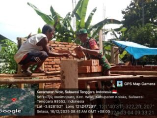 Wujud Nyata TNI Manunggal dengan Rakyat, Babinsa Bantu Warga Pasang Batu Merah Rumah