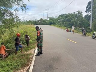 Babinsa Koramil 1711-01/WRK Gelar Karya Bakti Bersihkan Jalan di Kampung Ninati