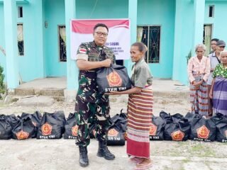 Dandim 1618/TTU Turun Langsung Salurkan Sembako untuk Masyarakat Perbatasan