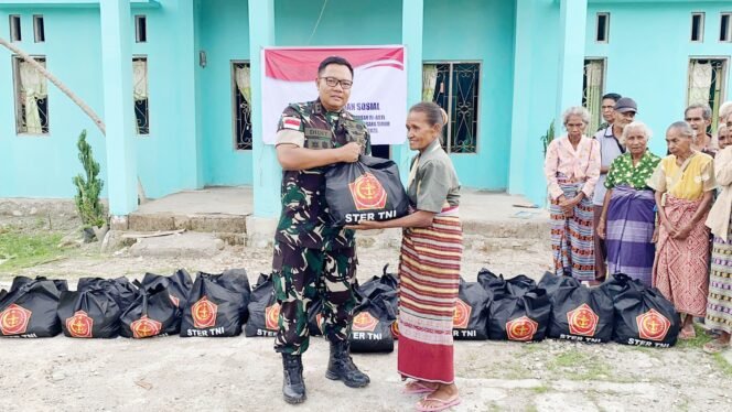 
Dandim 1618/TTU Turun Langsung Salurkan Sembako untuk Masyarakat Perbatasan