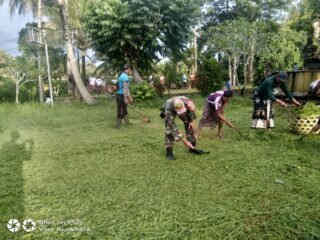 Wujud Kebersamaan TNI dan Masyarakat, Babinsa Jegu Gotong Royong di Pura Desa Jegu