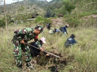 Babinsa Batur Tengah Hadiri Karya Bakti Penanaman Pohon di Pura Pasar Agung