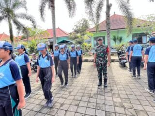 Upaya Babinsa 01/Bangli Wujudkan Generasi Disiplin dan Berjiwa Pemimpin Lewat Latihan PBB