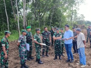 Dandim 0405/Lahat Dampingi Kunjungan Kerja Pangdam II/Swj Mayjen TNI Ujang Darwis, M.D.A di Marshalling Area Yonif TP 894/PB.