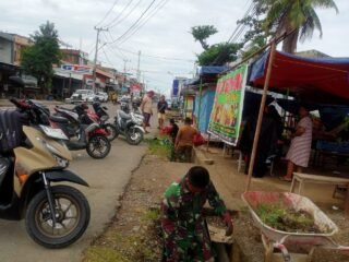 Babinsa Koramil 05/Dua Pitue Pimpin Karya Bakti Pembersihan Drainase di Tanrutedong
