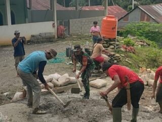Babinsa Koramil 1412-03/Lasusua Bersama Warga Laksanakan Kerja Bakti Perbaikan Rabat Jalan