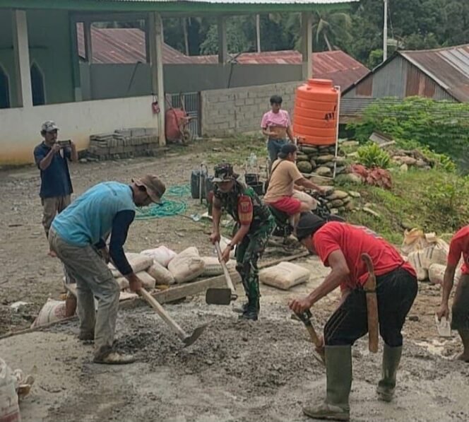 
					Babinsa Koramil 1412-03/Lasusua Bersama Warga Laksanakan Kerja Bakti Perbaikan Rabat Jalan