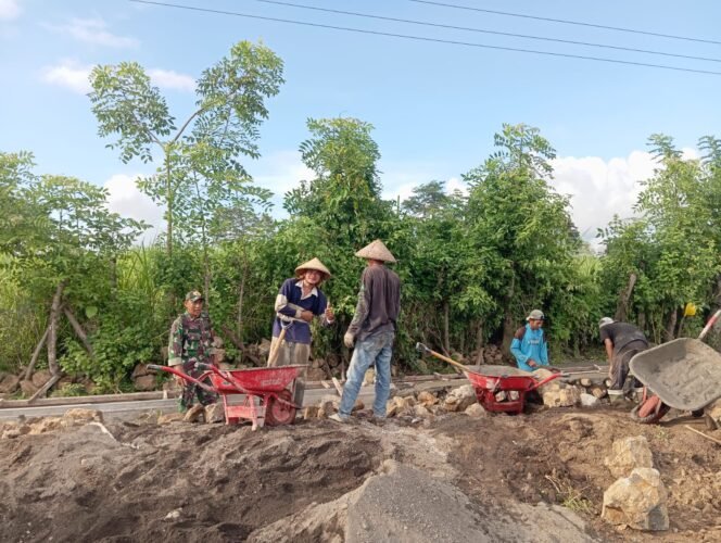 
					Peran Aktif Babinsa Koramil Pekat Motifasi Warga dalam Pembangunan Saluran Irigasi