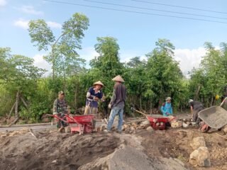 Peran Aktif Babinsa Koramil Pekat Motifasi Warga dalam Pembangunan Saluran Irigasi