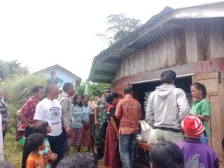 Babinsa Koramil 1612-01/Ruteng Dampingi Penyaluran Bantuan Pangan di Desa Satar Ngkeling