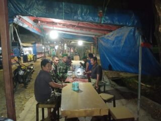 Jaga Kondusifitas Wilayah, Babinsa Koramil 05/Dua Pitue dan Damkar Gelar Patroli Gabungan Malam Hari
