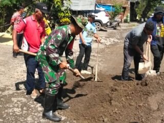 Wujud Nyata Kemanunggalan: Babinsa Pakatto Pimpin Karya Bakti Penimbunan Jalan Poros Malino secara Swadaya