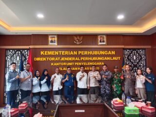 Babinsa Manggelewa Dampingi Pembagian Beras Bantuan Ketahanan Pangan di Desa Tanju