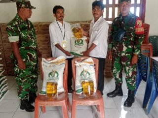 Babinsa Koramil 1612-05/Satarmese Dampingi Pembagian Bantuan Pangan di Desa Wae Ajang