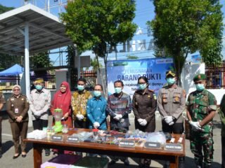 Kejaksaan Negeri Dompu Musnahkan Barang Bukti 32 Perkara, Danramil 1614-01 Turut Hadir