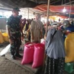 Babinsa Koramil 06/Panca Rijang Laksanakan Pemantauan Bahan Pokok di Pasar Sentral Rappang, Sidrap