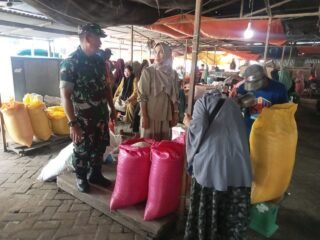 Babinsa Koramil 06/Panca Rijang Laksanakan Pemantauan Bahan Pokok di Pasar Sentral Rappang, Sidrap